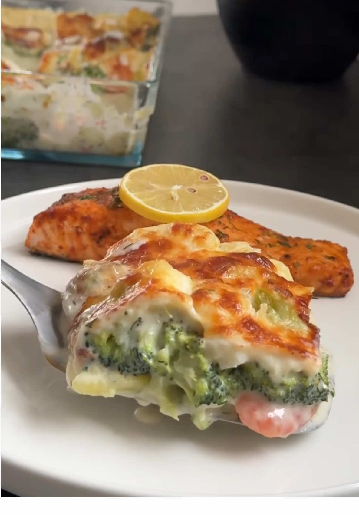استمتعوا بنكهات لا تُقاوَم مع غراتان الخضار الشهي والسهل التحضير!😋   وجبة مثالية لعشاء خفيف وصحي... هل جرّبتموها من قبل؟   #غراتان_الخضار #وصفات_صحية #عشاء_خفيف