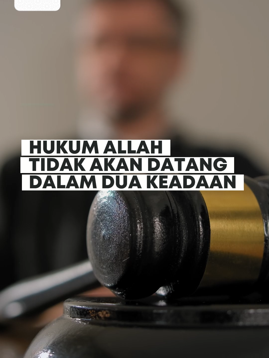 ▶️ HUKUM ALLAH TIDAK AKAN DATANG DALAM DUA KEADAAN Setiap dosa pasti ada balasannya. Namun, tidak selalu hukuman Allah langsung turun kepada hamba-Nya. Ada sebab-sebab tertentu yang membuat adzab Allah tertunda. Para ulama menjelaskan, hukuman Allah tidak akan datang dalam dua keadaan: 1. Belum tegaknya hujah (penjelasan agama). Allah tidak akan membinasakan suatu negeri sebelum ada rasul atau dai yang menyampaikan ayat-ayat-Nya. Sebagaimana firman Allah: وَمَا كَانَ رَبُّكَ مُهْلِكَ الْقُرٰى حَتّٰى يَبْعَثَ فِيْٓ اُمِّهَا رَسُوْلًا يَّتْلُوْا عَلَيْهِمْ اٰيٰتِنَاۚ وَمَا كُنَّا مُهْلِكِى الْقُرٰىٓ اِلَّا وَاَهْلُهَا ظٰلِمُوْنَ  “Tuhanmu tidak akan membinasakan negeri-negeri, sebelum Dia mengutus seorang rasul di ibukotanya yang membacakan ayat-ayat Kami kepada mereka. Tidak pernah (pula) Kami membinasakan (penduduk) negeri-negeri, kecuali penduduknya dalam keadaan zalim.” (QS Al-Qaṣaṣ [28]: 59). 2. Masih ada orang yang beristighfar. Allah Subhanahu wa Ta'ala berfirman: وَمَا كَانَ اللّٰهُ لِيُعَذِّبَهُمْ وَاَنْتَ فِيْهِمْۚ وَمَا كَانَ اللّٰهُ مُعَذِّبَهُمْ وَهُمْ يَسْتَغْفِرُوْنَ  “Allah sekali-kali tidak akan mengazab mereka selama engkau (Nabi Muhammad) berada di antara mereka dan Allah sekali-kali tidak akan mengazab mereka selama mereka memohon ampunan.” (QS Al-Anfāl [8]: 33). Ayat ini menegaskan bahwa istighfar adalah pelindung dari turunnya hukuman besar. Selama masih ada hamba yang bertaubat dan memohon ampun, Allah menunda azab-Nya. Nabi ﷺ sendiripun tidak pernah merasa aman dari azab Allah. Saat melihat mendung, wajah beliau berubah gelisah karena khawatir di baliknya ada azab. Namun ketika hujan turun, beliau merasa tenang. Jangan pernah merasa aman dengan dosa. Hanya orang bodoh yang merasa tenang dalam maksiat. Segera perbanyak istighfar dan bertaubat, karena itulah pelindung dari hukuman Allah yang bisa datang kapan saja. Allāhu Ta‘ālā a‘lam bishawāb. __ ♻️ Silahkan disebarluaskan 🚫 Dilarang menambah dan mengurangi isi poster/video ini tanpa izin #khalidbasalamah #khalidbasalamahofficial #ustadzkhalid #ustadzkhalidbasalamah
