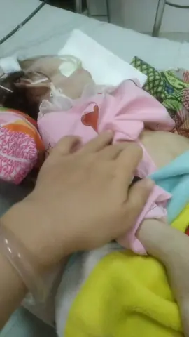 Xin cầu xin mọi người làm ơn làm phước cứu con em với bé trở nặng rồi ạ. Hơi thở con yếu dần và co dật. Em mong mọi người thương tình giúp đỡ em ít kinh phí. Để con còn có cơ hội để được sống tiếp . Em sẽ gọi video trực tiếp để chứng minh 😔🙏🙏