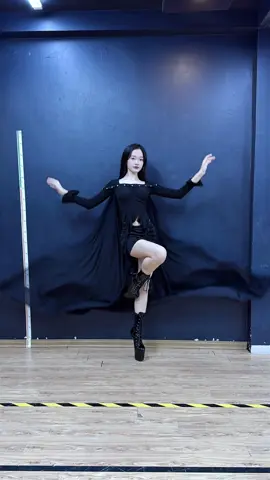 Đã đi đôi móng ngựa 25cm rồi còn phải tạo dáng thật nhanh 😳 Các bạn thích dáng của ai nhất ạ? #bybacademy #thanhhuyennguyen #daotaonguoimau #imentertainment 