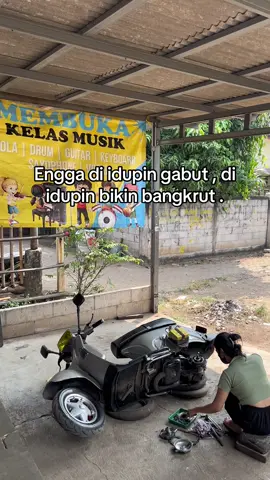 Bahan pikiran . #vespa #vespaindonesia #vespaclassic #vespaexcel150 #vespaexcel #vespaexcel200 #fyp #fypage #vespaindo #vespaklasik #fyyyyyyyyyyyyyyyy #fypシ゚ #fypdonggggggg #fy 
