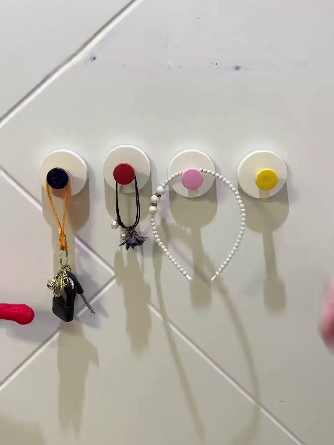 The dopamine suction cup hook is truly practical! Its drill-free design allows you to reposition it without leaving sticky residue or damaging the wall.