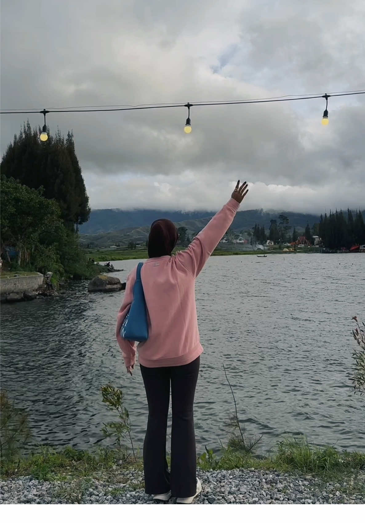 Menikmati senja sambil melihat danau rasanya tenang banget, Alahan Panjang benar benar salah satu pemandangan yg indah🍃🌲✨ #alahanpanjang #solokrajo #fyp #tiktokviral #switzerland 
