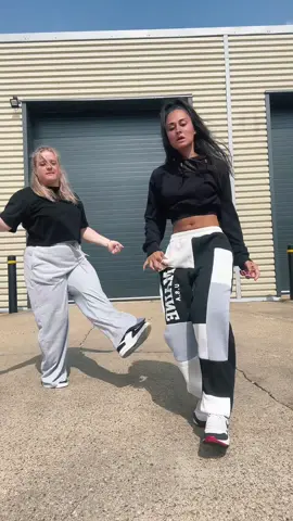 Still not over the breezy bowl so we gotta dance to him @chrisbrownofficial @Annie Farrant-Davis #dancers #chrisbrown #breezybowl #loyal 