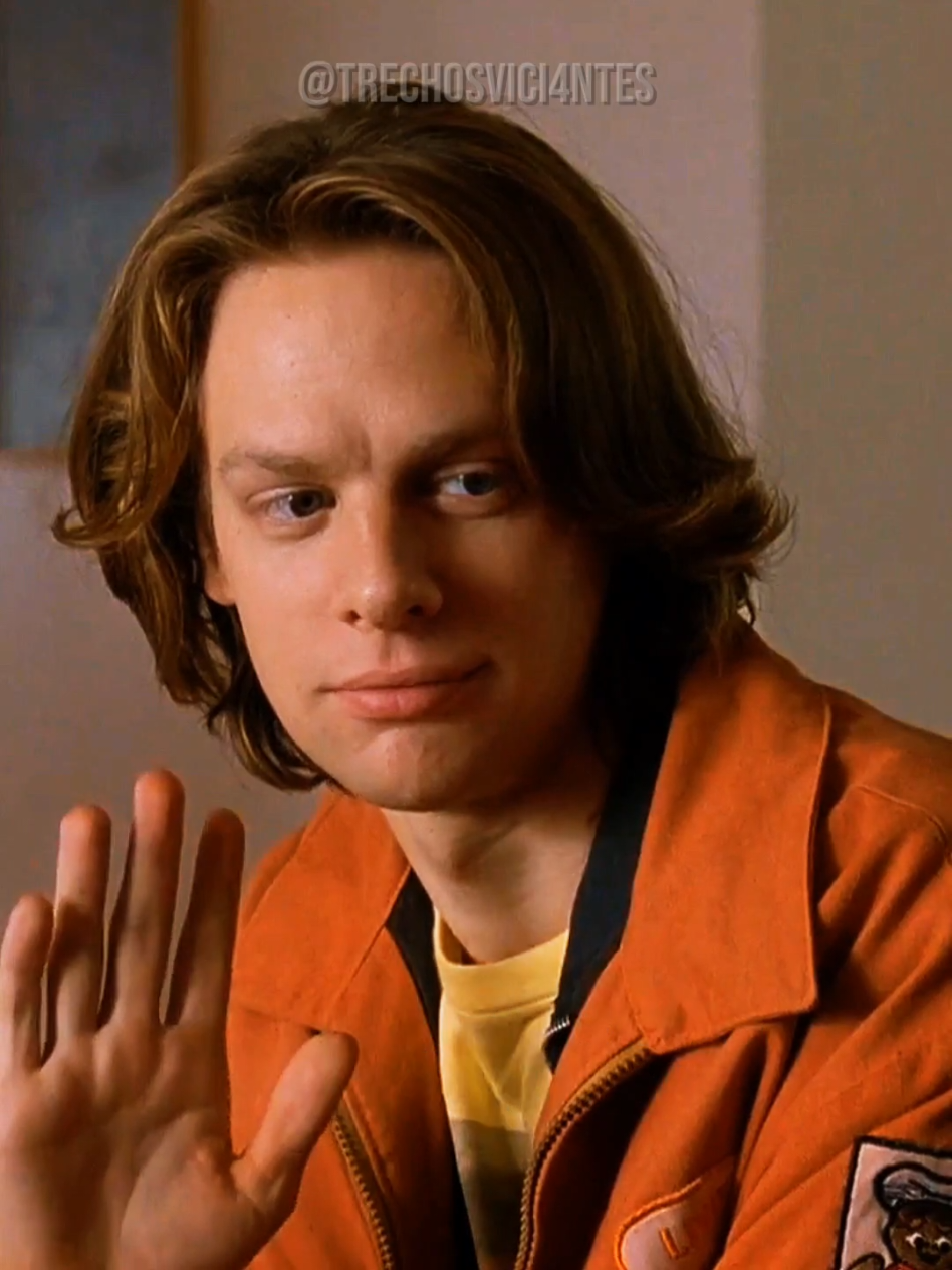 📽️: EUROTRIP - PASSAPORTE PARA A CONFUSÃO. Disponível de graça no link da bio. Sinopse: Depois de um rompimento brutal em uma festa de formatura do colegial, o apaixonado adolescente de Ohio, Scott Thomas, vai em uma busca na Europa para encontrar seu amigo alemão Mieke. Junto dele estão seu amigo desmiolado e um par de gêmeos que eles encontram em Paris. A busca de Scott não é fácil, no entanto, os mochileiros se envolvem em muitas situações burlescas quando pulam de um país para o outro. #filmes #series #cinema #netflix #primevideo 