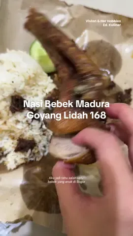 SAVE! Menurutku ini enak! Kayak yang aku bilang, gongnya justru di bumbunya. Sayangnya bumbunya kurang banyak, kayaknya next time harus minta extra bumbu deh karena se nagih itu (tapi pake dikit aja udah gurih banget sih). Bebeknya gak yang lembut banget gitu tipenya, tapi dagingnya banyak. Bumbu di bebeknya juga gak dominan jadi memang kayaknya ‘nyawa’nya ada di bumbu hitamnya ini deh. Menurutku bumbu hitamnya agak pedas dikit, tapi karena aku pecinta pedas jadi tetep harus pake sambelnya.  📍 Nasi Bebek Madura Goyang Lidah 168, Bogor #bebekhitammadura #bebekgoreng #kulinerbogor #bogor #kuliner 