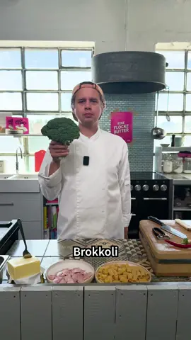 Wie wär's mal wieder mit so einem schönen, leckeren Nudelauflauf? 😍 Da kann man eigentlich nichts mit falsch machen. Bei Hannes kommt heute Brokkoli, Schinken und natürlich Käse rein! Was kommt bei euch rein? 🙌 Ihr braucht: 1 Brokkoli 200 g Rigatoni 1 Zwiebel, rot 1 Peperoni, rot 2 Knoblauchzehen 2 Flocken Butter 150 g Kochschinken Salz Pfeffer Muskat 150 ml Sahne 100 ml Kochwasser 150 g Gouda #nudelauflauf #brokkoli #hannesfoodboom #wearefood #foodboom