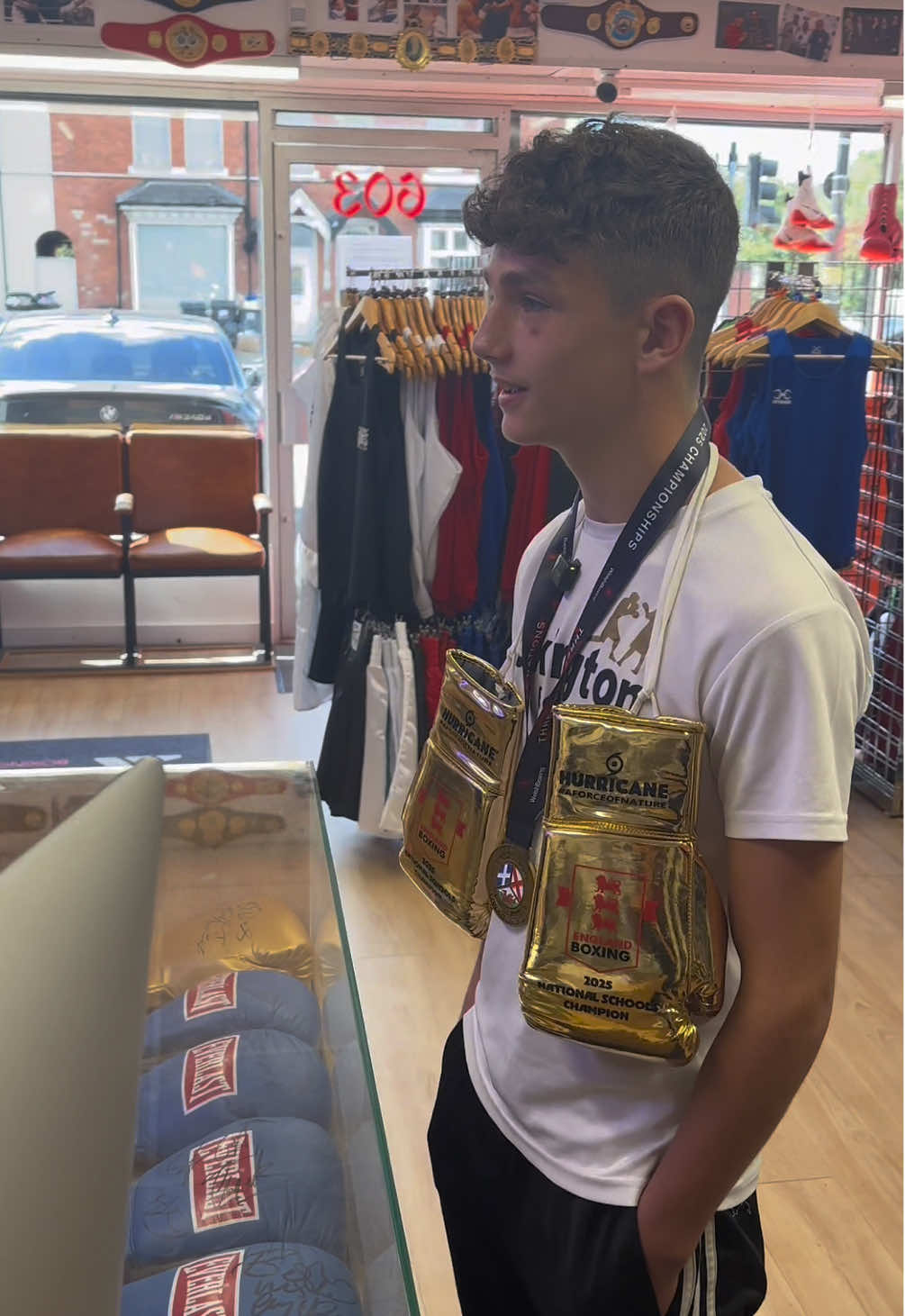 Boxing royalty in the house! 🏆 Bulkington’s own Alfie Birks fresh off becoming National Champion, Tri-Nations winner, and 9 Box Cup victories dropped by for the official Mad Dogs Cleto Reyes stamp of approval… and passed with flying colours 🥊💥 #fyp #foryou #boxing🥊 #foryoupagee #goviral 