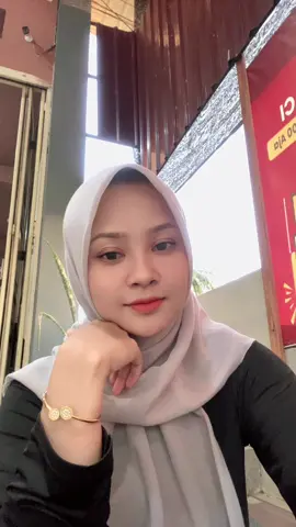 Adek lewat depan rumah, kaka salting sampe 🫠🫣