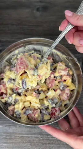 Вкусный и сытный САЛАТ без мяса 😋 ⠀ Давай соберём больше ❤️ и «Спасибо за рецепт!» Больше полезного и вкусного в моем ТГ КАНАЛЕ ❤️ ссылка в шапке профиля ☺️ ⠀ Вам понадобится: ▫️фасоль консервированная 1 б ▫️помидор (без сердцевины) 2 шт ▫️яйцо отварное 3-4 шт ▫️сыр натертый 100 г ▫️чеснок 1 зуб ▫️соль, перец ▫️майонез 1 ст.л ▫️сметана 1 ст.л ⠀ Приятненького аппетита 😋