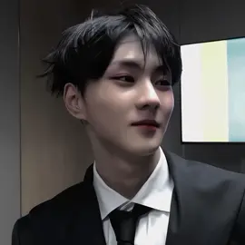 POV || Sudah setengah dekade perjalananmu dengan Jungwon. Waktu sepanjang itu jelas bikin banyak hal berubah, kecuali satu: perasaanmu ke dia. Banyak momen sederhana selalu menghiasi hari kalian, seperti: Saling tukar jajanan kantin, tertawa karena hal-hal receh, atau sekadar pulang bareng sambil bercanda kecil. Dua tahun lalu, saat hari kelulusan SMA. Jungwon mengajakmu untuk merayakan hari kelulusan, tanpa kemewahan, duduk berdua di pinggir sungai saja sudah cukup, bagimu itu adalah tempat spesial. Matahari turun sedikit demi sedikit, langit hari itu berwarna oranye disertai dengan desiran air sungai. Kamu menyandarkan kepala ke bahunya, 