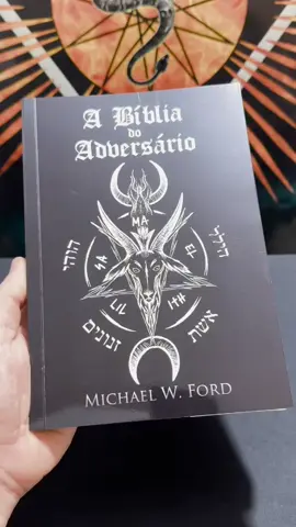 ⛧ A Bíblia do Adversário, de Michael W. Ford, é um livro completo e de extrema relevância para toda pessoa que está seriamente interessada em percorrer o Caminho da Mão Esquerda e aprender sobre Luciferianismo. Um livro que apresenta teoria bem fundamentada em linguagem acessível, sem excessos, aliada a centenas de práticas, rituais, exercícios, cerimônias, invocações, evocações etc... Obra completa, que reúne os aspectos mais relevantes e sinistros da prática mágicka obscura contemporânea. Garanta seu exemplar na loja online da Editora Via Sestra: www.lojaeditoraviasestra.com.br 𝕰𝖉𝖎𝖙𝖔𝖗𝖆 𝖁𝖎𝖆 𝕾𝖊𝖘𝖙𝖗𝖊 𝕷𝖚𝖈𝖊𝖙 𝖎𝖓 𝕿𝖊𝖓𝖊𝖇𝖗𝖎𝖘 #Luciferianismo #Magia #Ocultismo #Esoterismo #BookTok