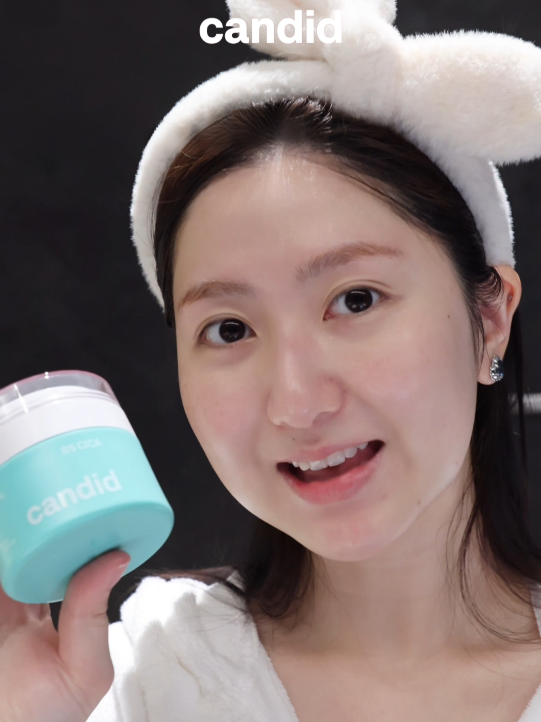 MỘT BÍ QUYẾT GIÚP DA CĂNG MỌNG ĐƯỢC HÀ MY CHIA SẺ!✨​ ​ ✨​ Beauty blogger Hà My đã lựa chọn Kem dưỡng B5 Cica Candid như một “trợ thủ” phục hồi da yêu thích. Hà My chia sẻ: “Dùng sau một đêm vẫn cảm nhận được độ ẩm trên da.”​ ​ Với công thức chuyên biệt dành cho làn da khô, nhạy cảm dễ kích ứng cũng như kết hợp với các sản phẩm treatment như Retinol, Kem dưỡng B5 Cicamang đến:​ ✔ Bộ ba Vitamin B5, Niacinamide & 5-Cica – giúp phục hồi, làm dịu da nhanh chóng.​ ✔ Eco-Ceramide độc quyền – khóa ẩm và củng cố hàng rào bảo vệ da, giữ da luôn mềm mượt.​ ✔ Kết cấu mỏng nhẹ, thấm nhanh – lý tưởng cho cả chu trình dưỡng da ngày và đêm.​ ​ 😍 Rinh ngay B5 Cica để sở hữu một làn da luôn khỏe và ẩm mượt!​ #candid #candidskincare #b5cica #duongam #duongda #skincare