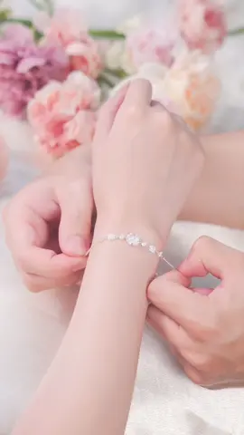 Nàng nổi bật với thiết kế cỏ bốn lá đá tim nhẹ nhàng và tinh tế. Lựa chọn hoàn hảo để trao gửi yêu thương trong những dịp đặc biệt cùng người ấy 💖🎁 #daychuyenbactlee #lactaybactlee #trangsuc #khuyentaibactlee #tleejewelry 