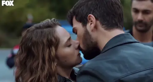 1º beijo Halil İbrahim e Zeynep  ♥️♥️♥️♥️ . . . #hudutsuzsevdadizi #halilibrahimkarasu #zeynepkarasu #turkishseries #turkey 