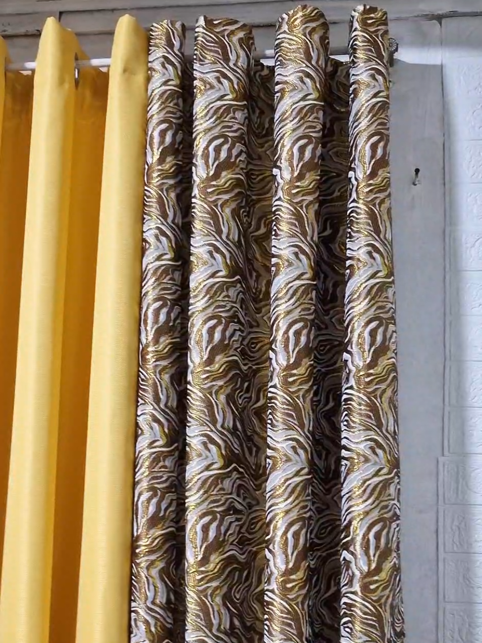 happy na naman ang mader sa new curtains nya.  #hollermallcurtains #curtains #curtain #curtainsforwindow #livingroom  @hollermall 