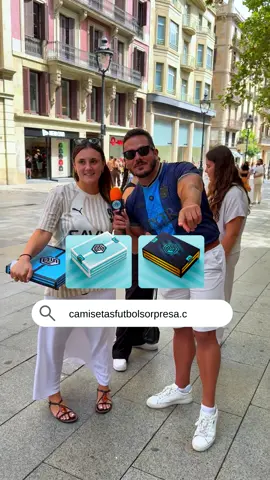 🤔💘 ¿CUÁNTO CONOCES A TU NOVIO? 🎁⚽ MYSTERY BOX Hoy volvemos a Barcelona con nuestro reto de pareja: 👉 Una chica acepta el desafío de poner a prueba a su novio para intentar ganar una Mystery Box de camisetas de fútbol. La dinámica es clara: 💭 Ella responde a 3 preguntas sobre su chico. 📲 Después llamamos al novio y comprobamos si coinciden las respuestas. ✅ Si aciertan, se llevan la caja. ❌ Si fallan… se quedan sin premio (y con un momento incómodo asegurado 😅). ¿Lo conseguirán esta vez? 👀 🎁 ¿Quieres tu caja sin depender de tu pareja? 1️⃣ Entra en 👉 camisetasfutbolsorpresa.com 2️⃣ Elige la caja que más te guste 📦 3️⃣ Descarta 5 equipos que NO quieres ❌ 4️⃣ Selecciona tu talla 👕 5️⃣ ¡Recíbela en 24h-48h en España! 🚀 (2-7 días resto del mundo) 📦 Amor, tensión y fútbol en un solo reto. #MysteryBox #CajaSorpresa #CamisetasFutbol #Futbol #RetoFutbol