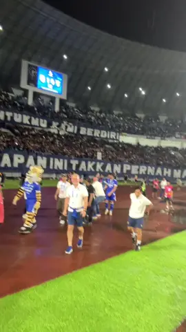 Debut, hujan deras, dan 3 poin di kandang. Hatur nuhun Bobotoh! 🙌🏼 #thomhaye #persib #bandung #bobotoh 