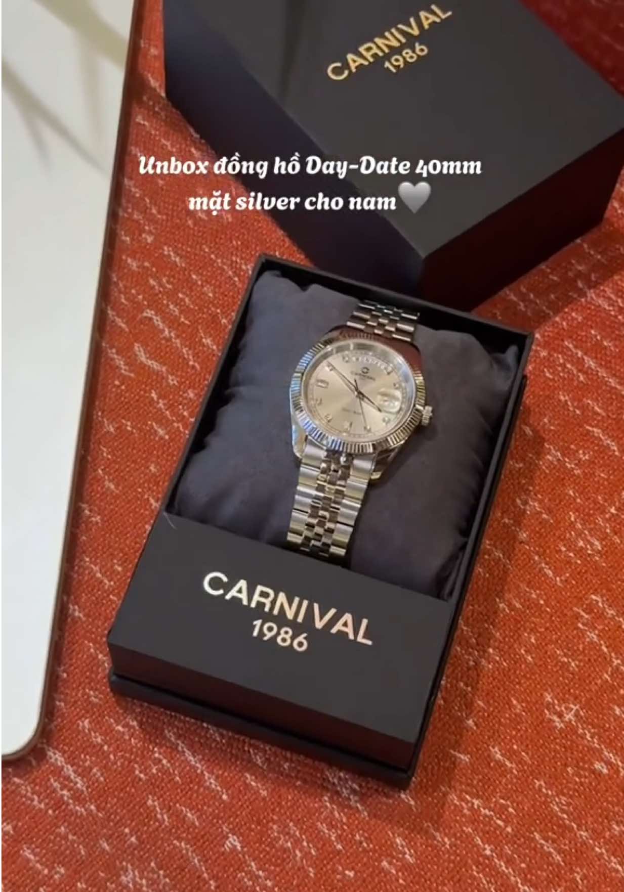🩶Unbox siêu phẩm Carnival 8190G full silver Day-Date phù hợp túi xiền cho các anh trai ạ. Mẫu e đeo cổ tay 16cm đẹp hết nước chấm lun ạ😍 #carnival #donghonam #donghocarnival #fyp #carnival8190g 