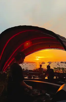 Sunset at Moon Whale Pattaya 🐋 #pattaya  #พัทยา  #นั่งชิล  #ค๊อกเทล 