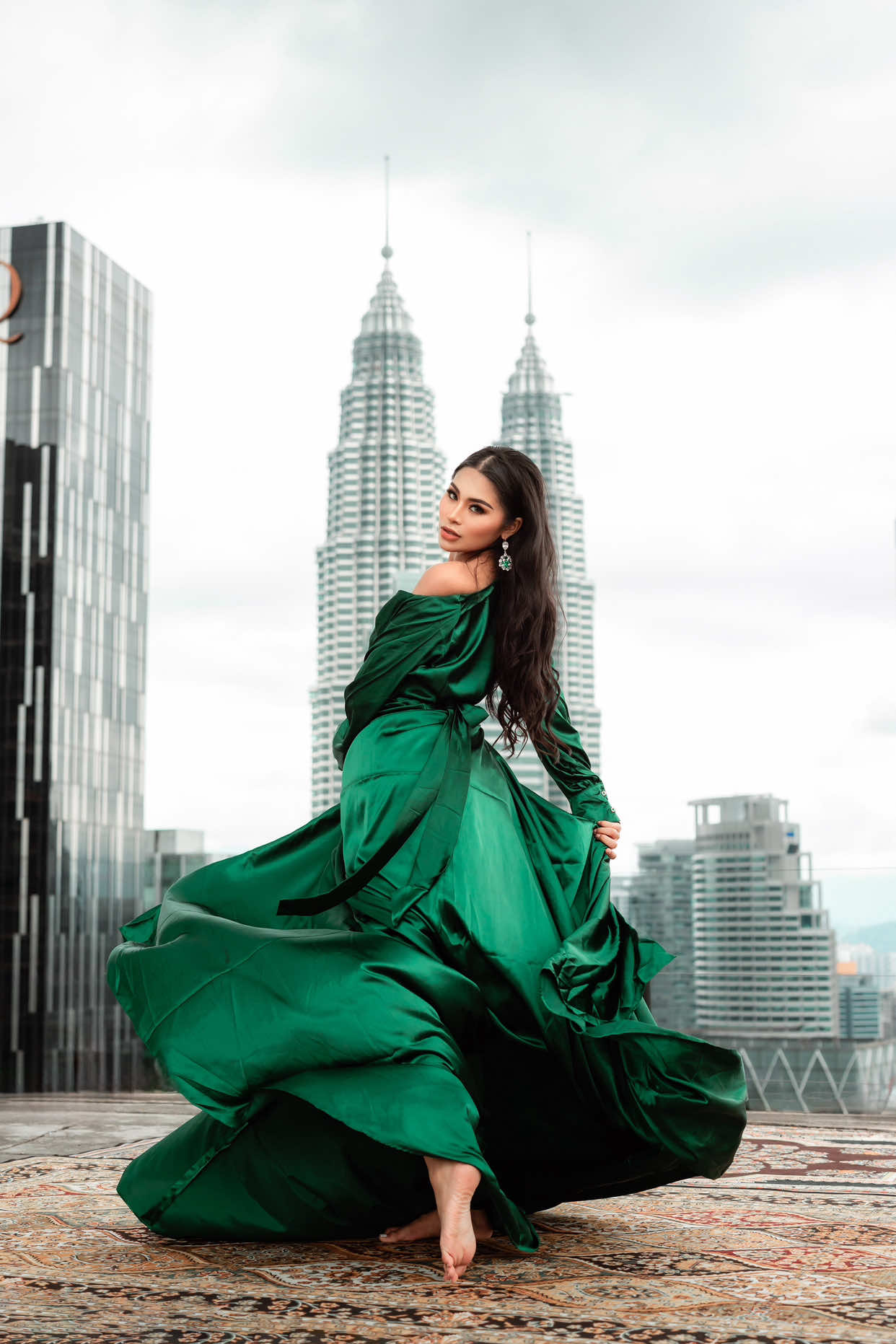 Malaysia Truly Asia 💃🏻💃🏼💃🏾 #kualalumpur #fyp #luxuryphotoshoot #flyingdressmalaysia #traveler 