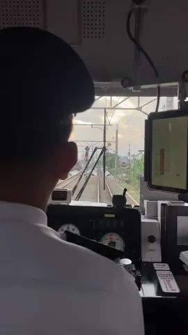 melihat dunia bekerja.                               cabin view krl jr 205-46 #krljogjasolo #fyp #commuterline #masinis #jr205 