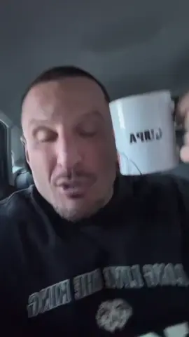 Era só um livro devocional, truta… olha o que os brasileiros fizeram com o café. Já não bastava o café com a minha pomba, agora tem café com meio quilo. Na moral, café tinha que ser extinto! #mulher #homem #foryou #fyp 