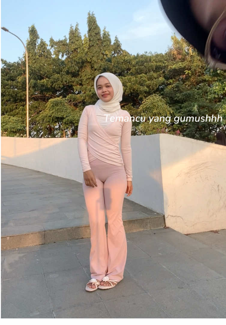 Membalas @user7674132240448 warnanya gumush, nyaman, keliatan tinggi🫧✨ #celanayoga #workasportwear #yoga #outfityoga 