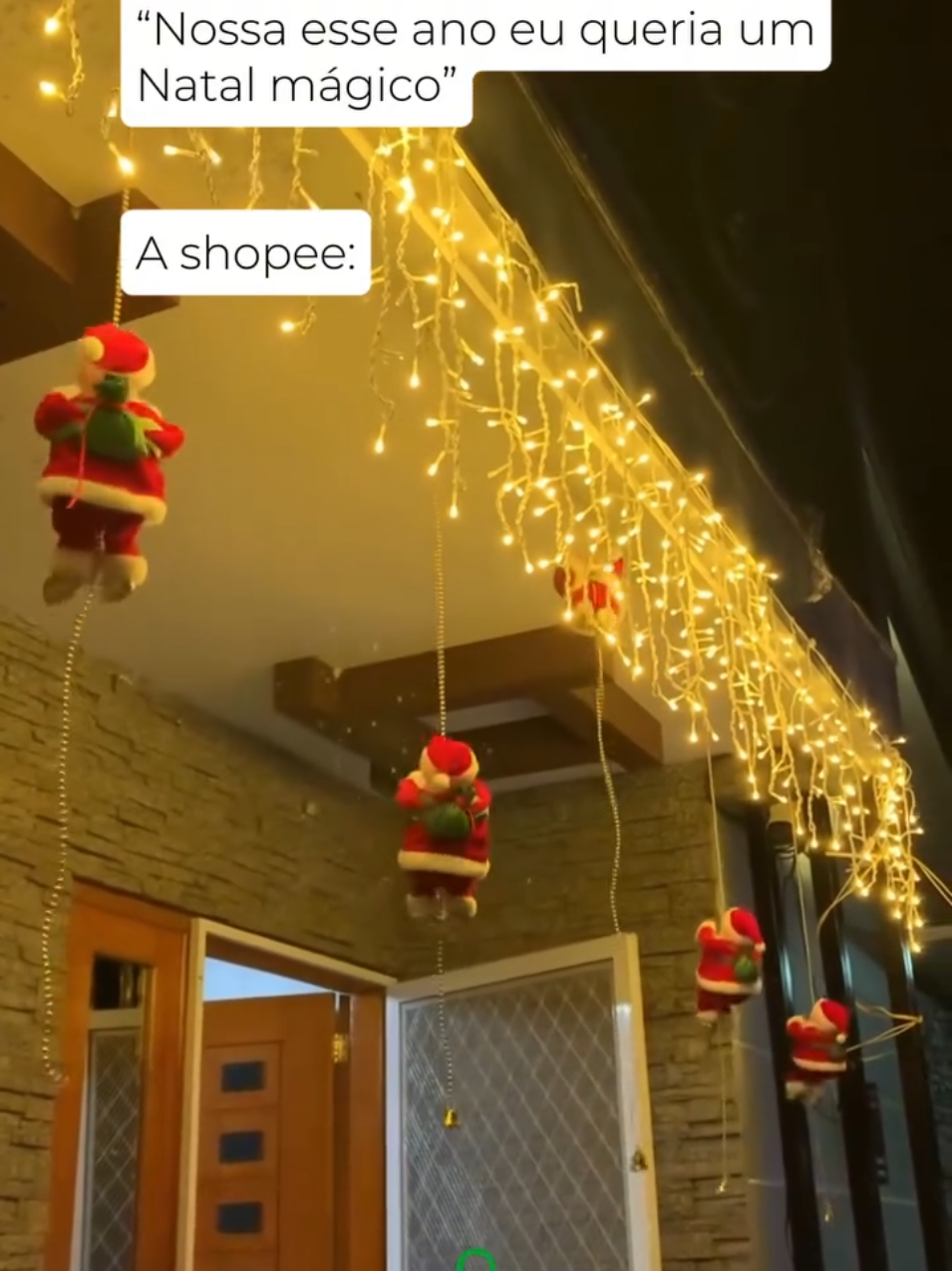 ✨🎄 O Natal fica ainda mais mágico quando a luz das cascatas brilham e o Papai Noel sobe e desce encantando toda a família! 🎅💡 Transforme sua decoração em um verdadeiro espetáculo e surpreenda quem você ama. ❤️ 👉 Comente 🎁 e receba o link desse achadinho da Shopee! #NatalMagico #DecoracaoDeNatal #AchadinhosShopee #PapaiNoel 