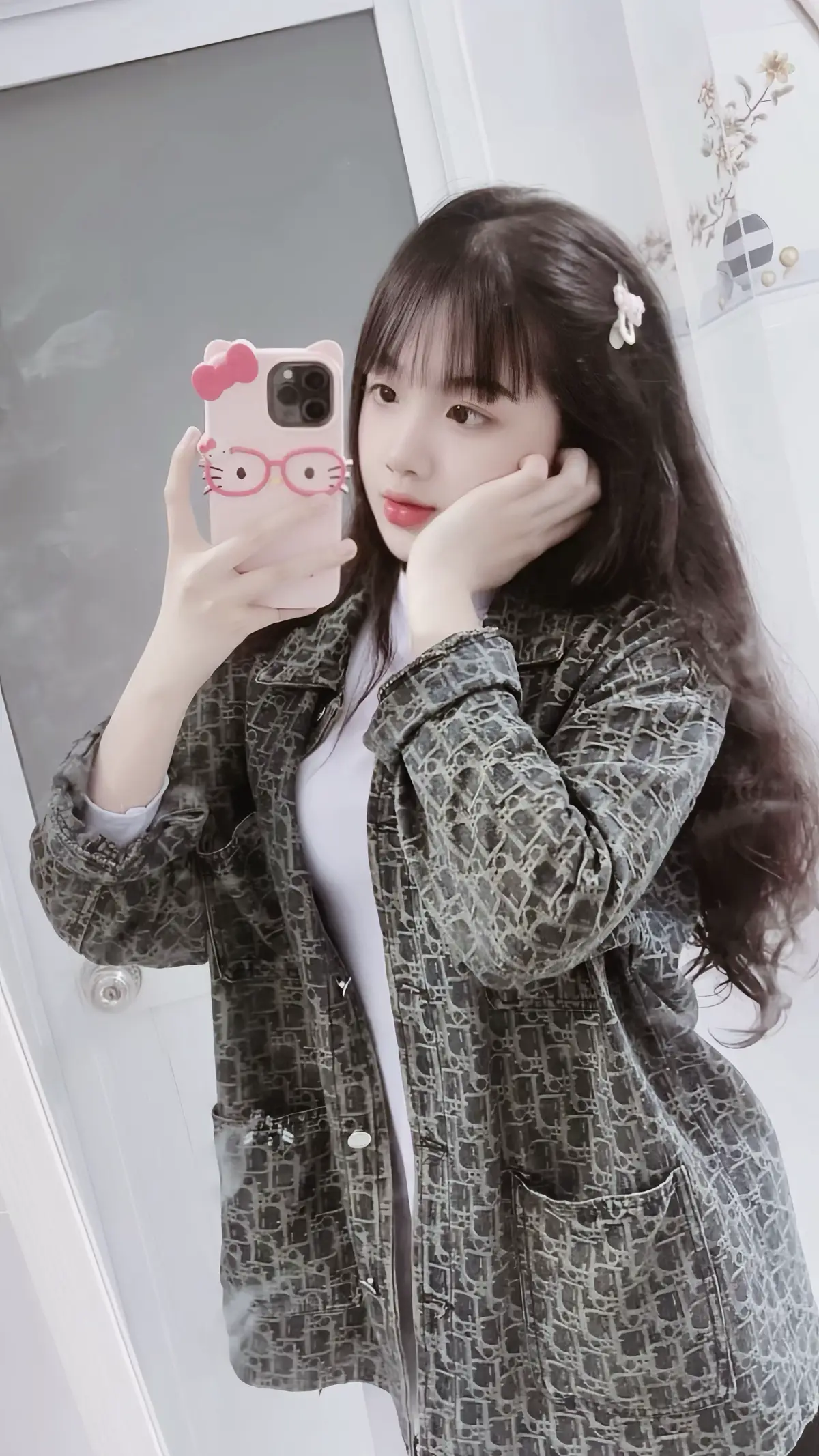 Không sống trong hoàn cảnh của người khác, ai cũng nói rất hay... Đứa có sẵn chiếc ô làm sao hiểu được cái cảm giác của đứa phải gồng mình chạy dưới cơn mưa để đi tìm chỗ trú.#xh #fyb 