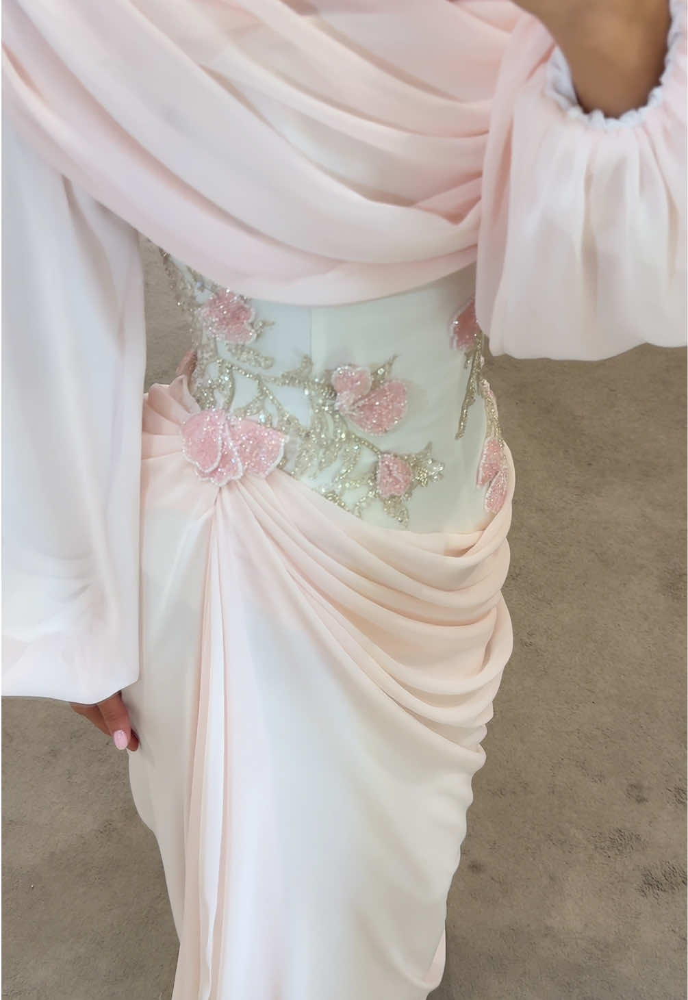 Transforming beauty: hand-embroidered blossoms that flow from modest elegance to timeless strapless chic🌸 Əl işi ilə işlənmiş çiçəklərdən yaranan libasımız 🤍Transformer libasımız həm qapalı formada zərif geyinə bilərsiniz, həm də strapless qolsuz formada yeni bir obraz yarada bilərsiniz 🤍 www.gnlcouture.com Contact: +994508229907