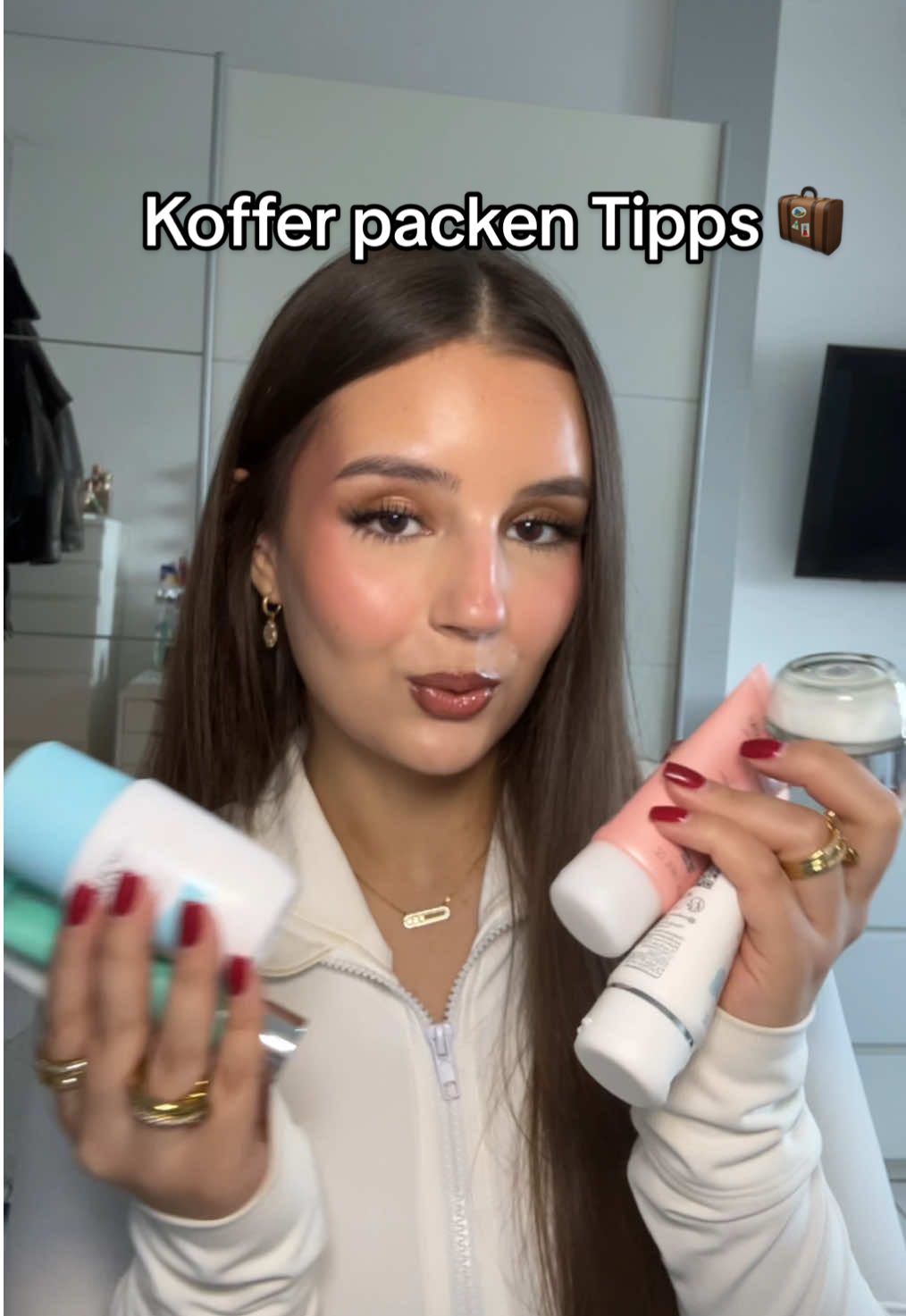 Anzeige | Es ist essenziell sein Koffer richtig schlau zu packen. Ich liebe es aber auch 😻 die Minis von @Biotherm sind auch perfekt dafür und begleiten mich immer hihi ✨ #biothermskincare #biotherm #skincare 