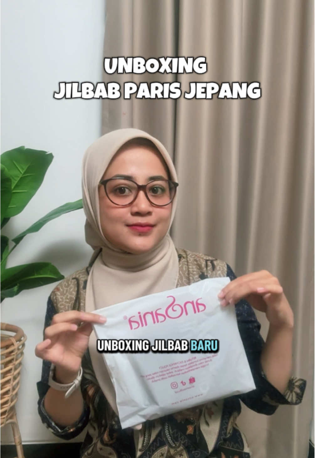 Another rekomendasi jilbab paris jepang yang bahannya enak bgt. Next aku bakal try on 👌✨ #jilbabparis #parisjepang #jilbabsegiempat #jilbabmurah #fypシ゚ 