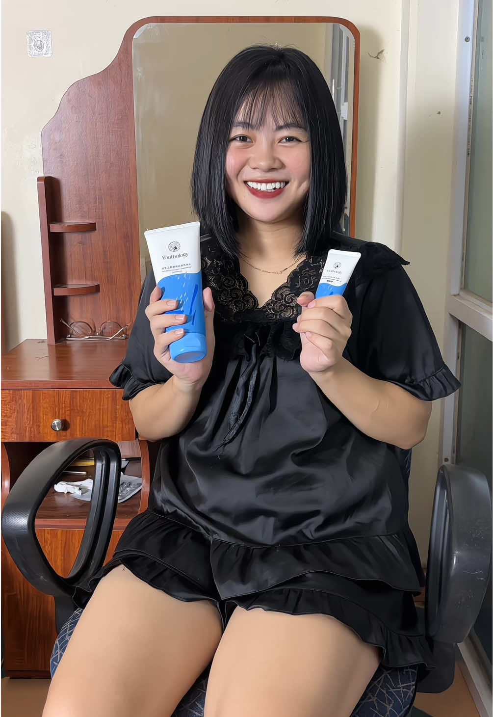 29 năm em sống trong cái cảnh đầu nhiều gầu như này,dùng bao nhiêu loại dầu gội đầu trị gầu tốn kém bao nhiêu tiền mà không khỏi được nhưng từ hồi biết đến em dầu gội đầu này mình đã sạch gầu chỉ sau 1 lần gội,thực sự mình quá bất ngờ luôn #daugoi #daugoitrigau #giadinhbemeo 