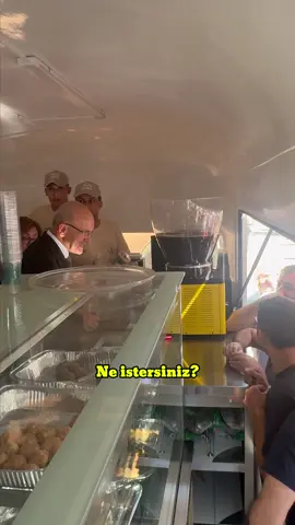 Cuma namazı sonrası şerbetler, kahkeler Bakanımızdan :)  Bu arada Gazi şehrimize güzel haberlerimiz var. Akşam genel bir özet yapacağım.