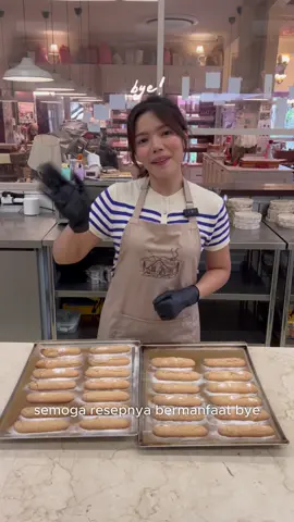 Buat ladyfinger sendiri bisa buat kamu hemat puluhan ribu, loh!💸💸 Siapa bilang bikin tiramisu harus mahal? Resep ini akan spill rahasia berhasil bikin ladyfinger homemade yang ekonomis! Kuncinya ada di adonan meringue (putih telur) yang fluffy sempurna. Selamat recook di rumah and good luck! 😉