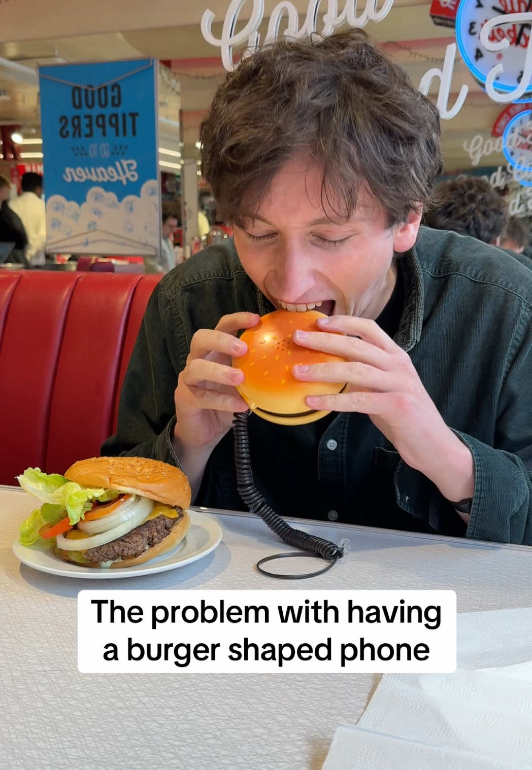No one talks about this part of having a burger-shaped phone ❤️