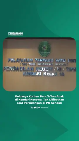 Keluarga korban kasus penc*b*lan anak di bawah umur di Kota Kendari, Sulawesi Tenggara (Sultra) menyuarakan kekecewaan mendalam terhadap jalannya persidangan yang sedang bergulir di Pengadilan Negeri (PN) Kendari. Kasus penc*b*lan ini melibatkan seorang pria berinisial YF (45), yang tak lain adalah paman korban. Korban, sebut saja Bunga (nama samaran), masih berusia 14 tahun dan duduk di bangku SMP. Aksi bejat pelaku diduga dilakukan berulang kali sejak tahun 2023 hingga 2025. Mutmainna dari Jaringan Perempuan Pesisir Sultra yang mendampingi keluarga korban, mengungkapkan bahwa komunikasi dari pihak jaksa kepada keluarga terputus setelah sidang perdana. “Kami sangat kecewa. Keluarga korban juga kecewa karena merasa tidak mendapatkan keadilan. Jaksa hanya mengonfirmasi ke pengacara pelaku, sementara keluarga korban tidak pernah diberitahu. Ada apa dengan pengadilan ini? Apakah orang kecil tidak boleh bersuara?,” ujar Mutmainna, Kamis (11/9/2025). Kekecewaan keluarga bertambah lantaran proses persidangan di PN Kendari dinilai berantakan dan penuh ketidakjelasan. Sidang diketahui sudah ditunda hingga dua kali tanpa konfirmasi yang transparan. Bahkan, jadwal sidang yang seharusnya berlangsung (11/9) pukul 14.00 Wita, tiba-tiba dimajukan ke pukul 11.00 Wita tanpa pemberitahuan kepada keluarga korban. Pendamping korban menduga kuat adanya kejanggalan dan upaya untuk menyembunyikan sesuatu dalam penanganan kasus ini. Mereka menilai proses hukum lebih condong melindungi pelaku ketimbang berpihak pada korban. “Selama ini kami sering dampingi kasus kek*r*san se*sual di daerah lain, tetapi baru kali ini kami temukan pengadilan seburuk ini. Kami menduga ada upaya melindungi pelaku penc*b*lan, bukan korban. Padahal korban jelas-jelas anak di bawah umur,” tegasnya. Pada sidang perdana, Selasa, 15 Juli 2025 lalu, keluarga korban sempat hadir. Namun, untuk sidang-sidang berikutnya, baik PN Kendari maupun kejaksaan sama sekali tidak menginformasikan keluarga korban. Diberitakan sebelumnya, YF meny*tub*hi keponakannya sendiri di salah satu rumah di Kecamatan Puuwatu, Kota Kendari. Pelaku sempat kabur ke Nusa Tenggara Timur (NTT), kampung halamannya, setelah mengetahui akan dilaporkan. Beberapa hari di NTT, pelaku kembali ke Kendari. Polisi yang mendapat informasi kepulangan YF langsung bergerak melakukan penangkapan di sebuah perumahan di Kecamatan Wuawua, Kota Kendari pada Selasa, 13 Mei 2025 lalu. Kasus ini terungkap setelah ibu korban menerima informasi dari keluarga bahwa anaknya telah menjadi korban pel*c*han sek*ual. YF dijerat dengan Pasal 81 UU RI Nomor 2016 tentang Tindak Pidana Perlindungan Anak, yang mengancam hukuman maksimal 15 tahun penjara. Keluarga korban berharap adanya keadilan dan proses hukum yang transparan serta berpihak pada korban. #kendariinfo #kendari #sulawesitenggara #sultra 