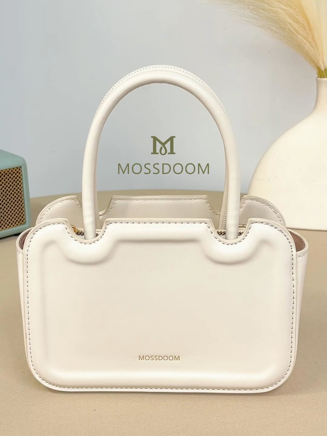 Lysmare Bag in White 🤍 Elegan di luar, praktis di dalam. Let’s spill what’s inside! 👝✨ #MossdoomIndonesia #TimelessElegance #WIBGajian #GAJIHIRING #GajianSale