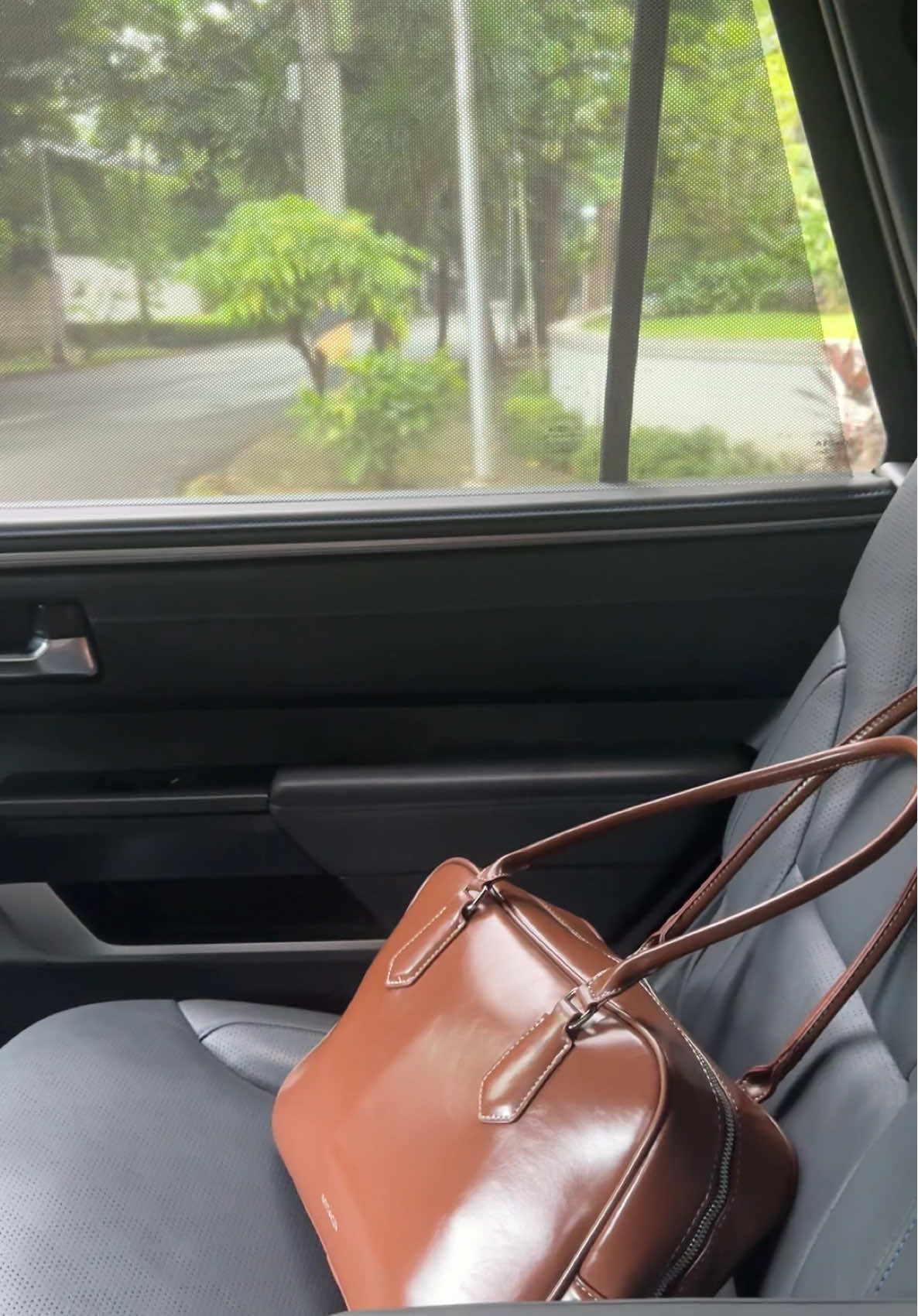 THE bag that fits everything! 💯 #retrobag #brownbag #shoulderbag #outfit #spaciousbag 