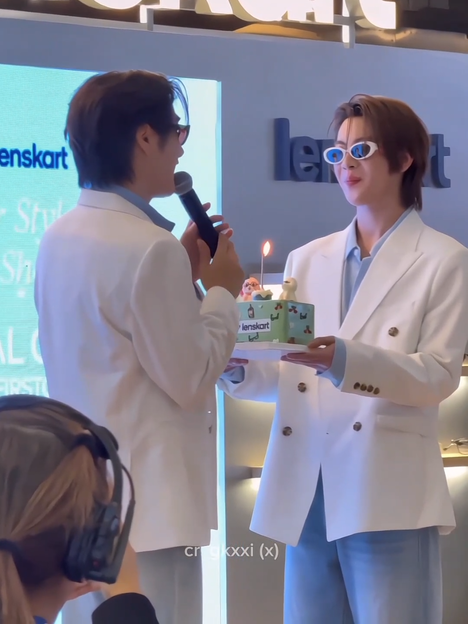 someone gave a surprise🥳 .  .  #LenskartxTleFirstOne #เติ้ลเฟิร์สวัน #tlefirstone #tle_mtm #firstone_wnk 