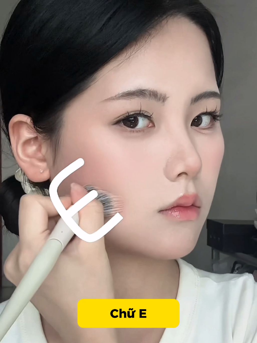 Chỉ vài giây là có đôi má hồng ‘ngọt ngào’ 😍 👉 Lưu ngay tips này để lần sau make-up xinh hơn nha! #makeup #DanhMaHong #XuHuong2025 