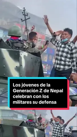 🫂🪖 Los jóvenes de la Generación Z de Nepal celebran con los militares su defensa ante los 4t4qu3s de la policía tras sacudir el país en 48 horas. 🎥 X #nepal #militares #army #viral #generacionz  
