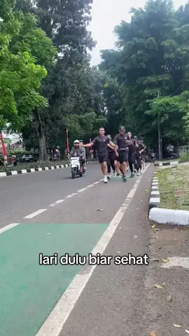 kenapa lari? biar bisa nebus fotoyu 📸, bank 🫰🫰🫰ib:pelarihappy #fyp #fypシ゚viral #run #Running #pacerunningclub 