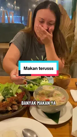 Jadi ini cerita aku sama mbak Bule kelaparan guys. Makan terussss #foryou #couplegoals #bule #nasicampur 