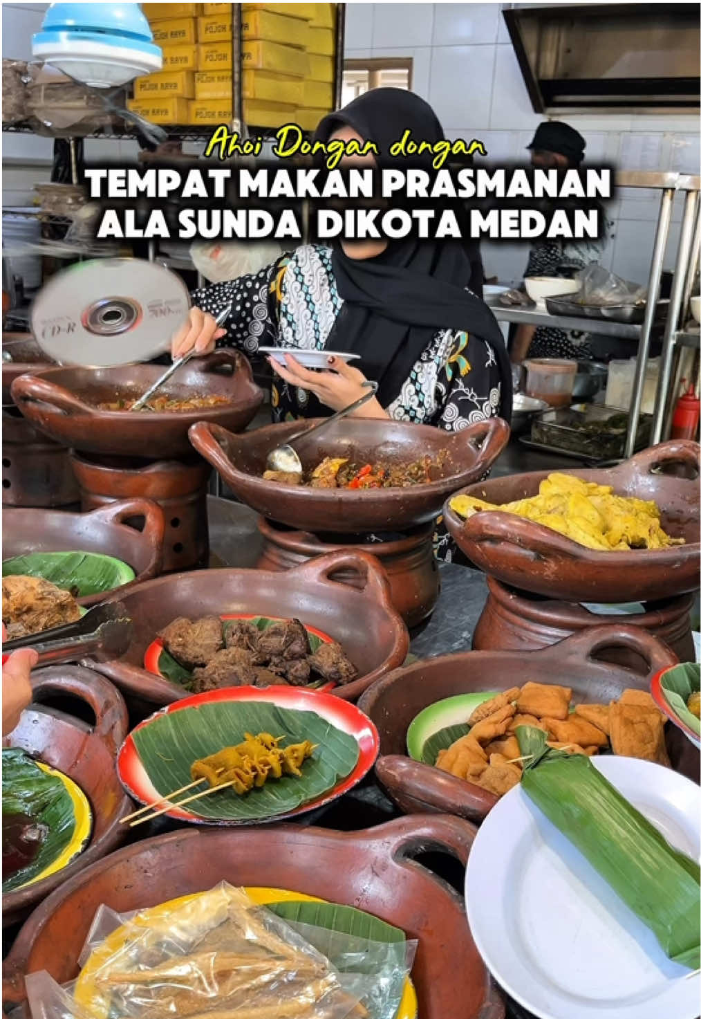 Makan Prasmanan Ala Sunda di Kota Medan !  Tempatnya yang satu ini menyediakan banyak pilihan lauk. Makan disini juga gratis refil sambal dan lalapan nya juga.  Cocok banget kalau kumpul dan makan siang bareng keluarga juga di @LalapanPojokRaya , tersedia juga ruangan VIP buat kalian yang mau adain privat meeting dan acara privat lainnya nih dongan dongan !  Nah, kalau di antara dongan dongan ada yang lagi penginapan yang on budget dan unik cocok buat yang lagi solo traveling, dongan dongan bisa nginap nya di “RedDoorz Hostel Capsule In Medan” dan jangan lupa pakai kode Promo “YUKNGINEP” biar dongan dongan dapat potongan yang banyak !    @RedDoorz Indonesia  📍Lalapan Pojok Raya, Jalan D.I Panjaitan No.157 Kota Medan.  #sumut #medan #trendingreels #kuliner #foodvlogger     