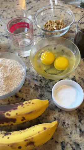 ✨bolo de banana nozes e café ✨ Amo bolo de banana, amo nozes e amo café! Então como que essa receita poderia dar errado?! Ficou uma delicinha, ótimo para um lanche da tarde 😻 Ingredientes: 2 ovos 2 bananas 1/3 xíc adoçante culinário (ou açúcar demerara) 1/4 xíc óleo de coco 1/2 xíc café 1 xíc farinha de aveia 3 c.S. cacau 100% 1/4 xíc nozes picada 1 c.S. fermento Amasse as bananas e bata com os ovos e o adoçante. Misture o café e o óleo de coco. Adicione os secos (farinha de aveia, cacau, fermento) e também as nozes picadas. Transfira para a forma untada e leve ao forno pre aquecido a 180°C por 30 min. Faça o teste do palito. Já salva pra fazer mais tarde ❤️ #bolodebanana #semglutemsemlactose #saudavel #Fitness #lanche    