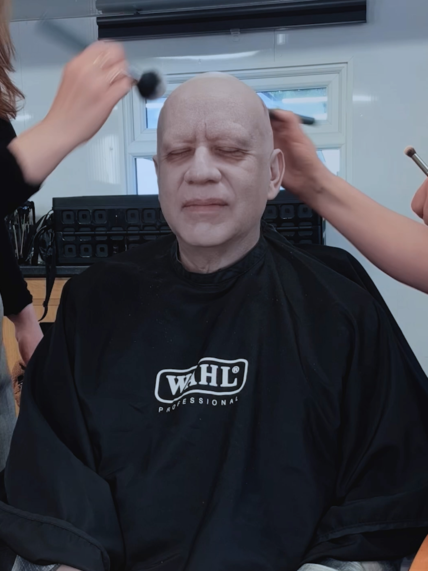 A tak wygląda proces charakteryzacji naszego ulubionego wujka🖤 #WednesdayNetflix #FesterAddams #makeup #coOglądać #netflixpl