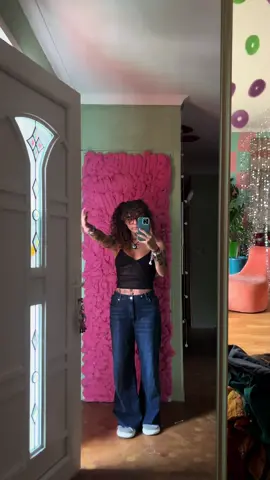 on pimp notre porte et notre entrée avec de la mousse expansive !!!!! super original et design assez fou pour ce diy  dopamine easy diy #houseoftiktok #DIY #decoration le musée des curiosités cette maison colorée ! 