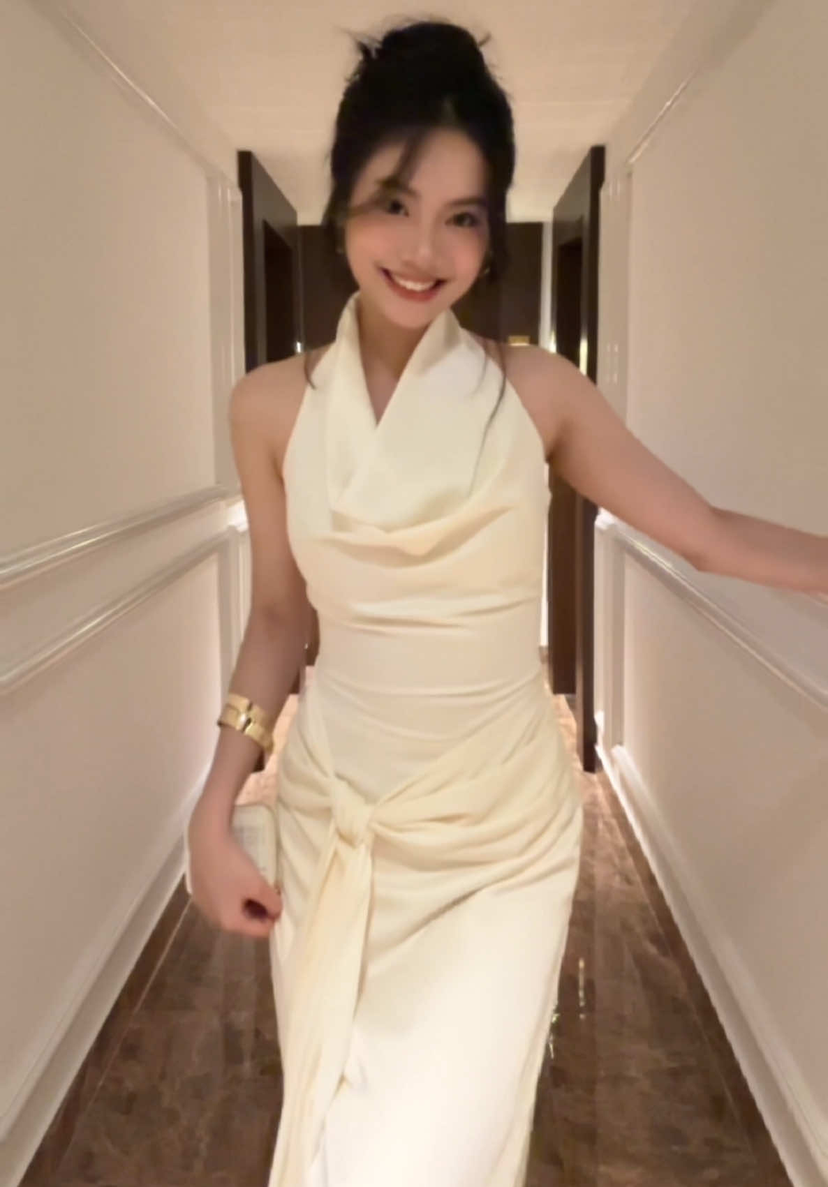 cổ nói cổ ngại mặc đầm lụa  #tiinstore #tiinstorextuongsan #pearlinthemist 